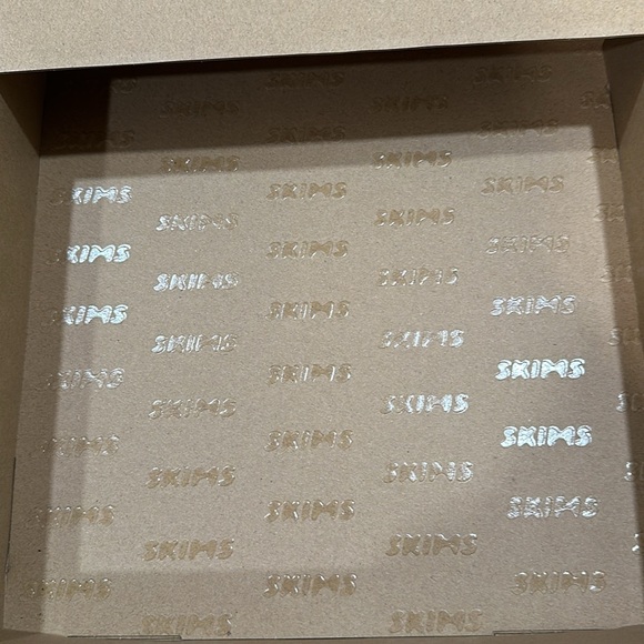 SKIMS LARGE GIFT BOX WITH RIBBON NEW - Picture 6 of 6